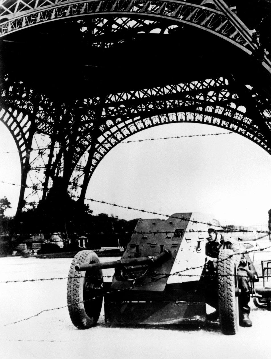 Piikkilanka ja panssarintorjuntatykki Eiffel-tornin alla, Saksan miehittämä Pariisi, 1940-1944 tekijältä Unbekannt
