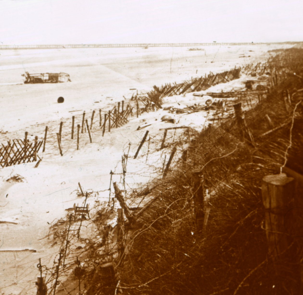 Piikkilankaesteet rannalla, Nieuwpoort-Bad, Flanderi, Belgia, c1914-c1918 tekijältä Unbekannt