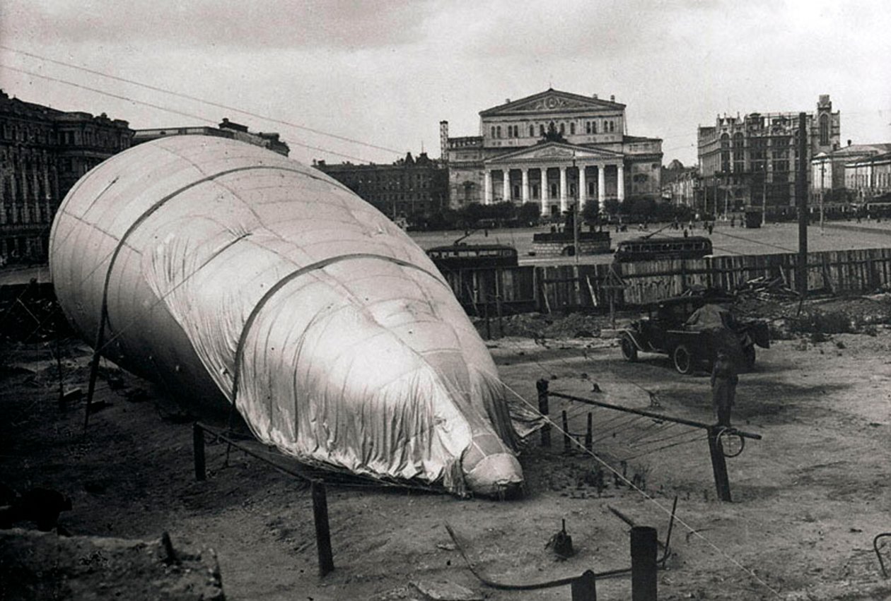 Paloilmapallo Bolshoi-teatterissa, Moskova, Neuvostoliitto, 1942 tekijältä Unbekannt