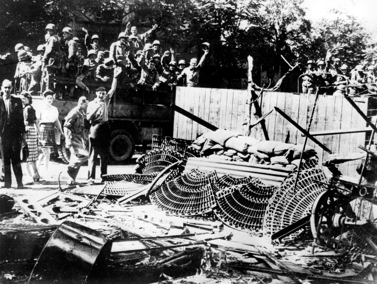 Barrikadit pystytettiin lähellä Place de la Concordea Pariisissa elokuussa 1944 tekijältä Unbekannt
