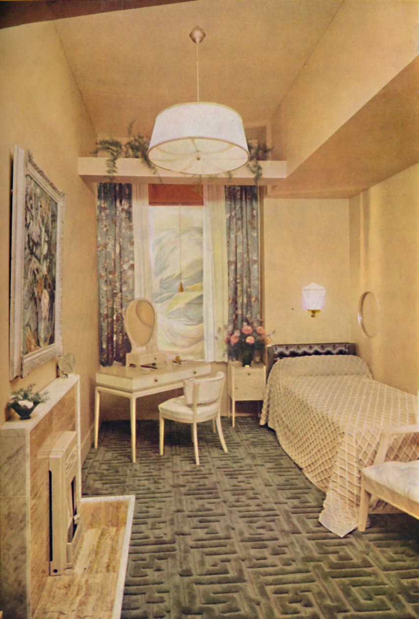 Makuuhuoneen on suunnitellut Esmé Gordon, A.R.I.B.A., A.R.I.A.S., kreikkalaisen avaimen suunnittelu W Wilton Carpet by J tekijältä Unbekannt