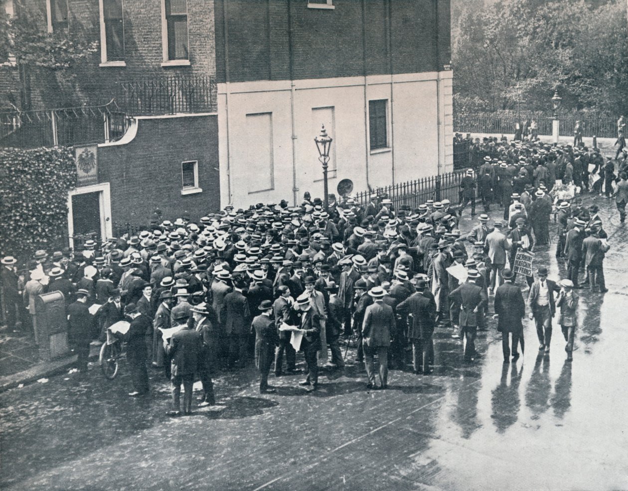 Ennen kuin Englanti julisti sodan: Saksan reserviläiset odottivat Saksan konsulaatin ulkopuolella Lontoossa, 1914 tekijältä Unbekannt