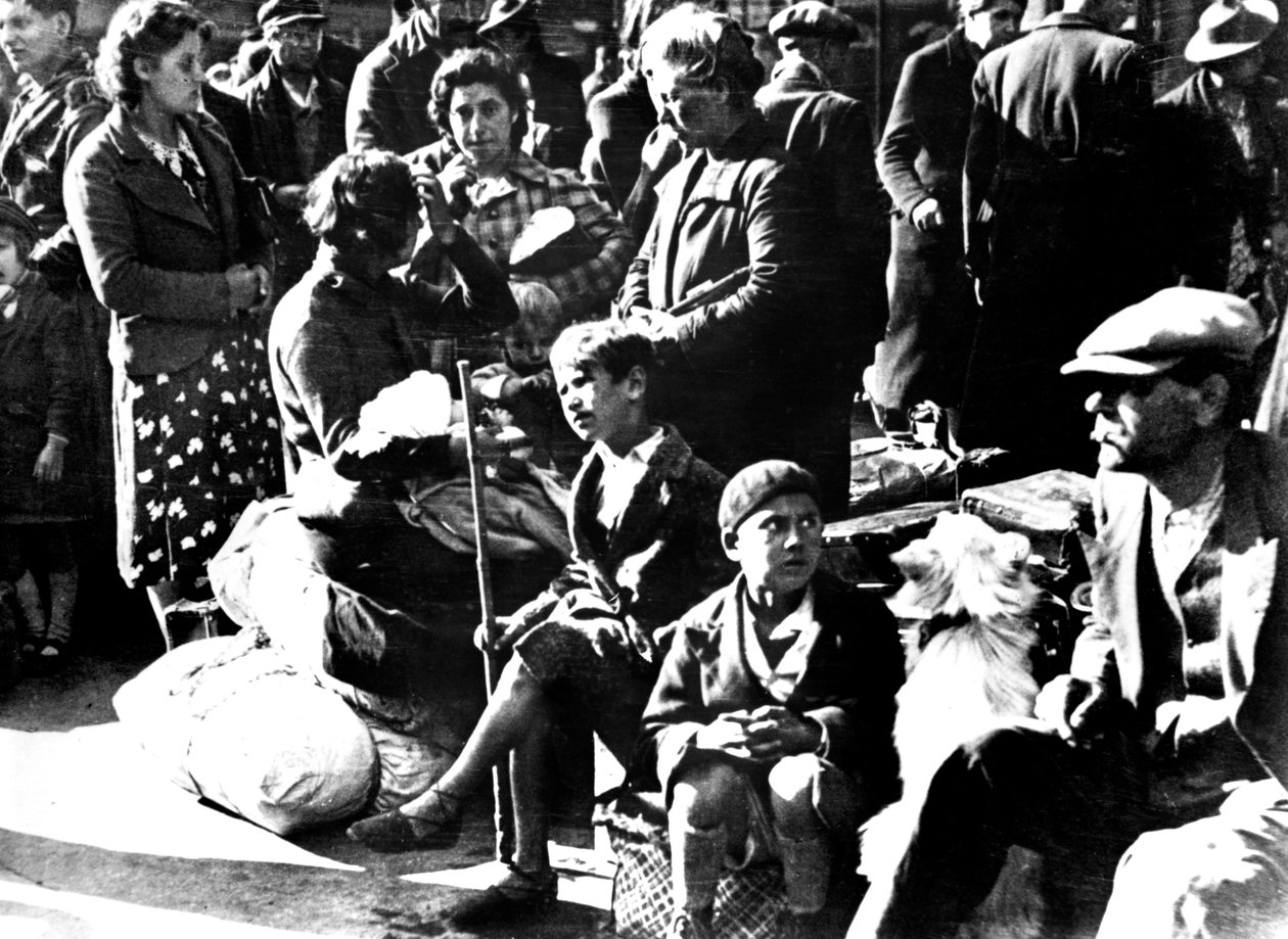 Belgialaiset pakolaiset polkupyörineen ja omaisuutensa Gare du Nordin ulkopuolella, Pariisi, heinäkuu 1940 tekijältä Unbekannt