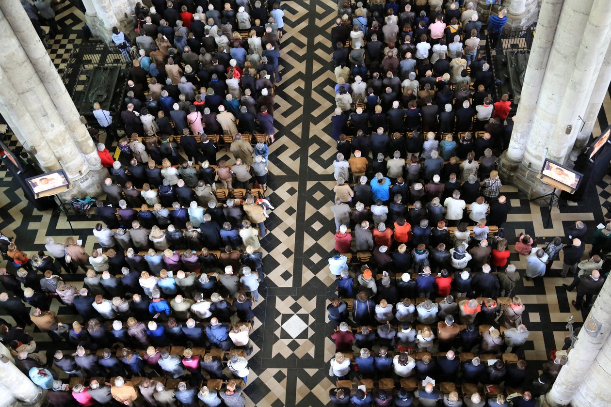 Uskovien edustajakokous. Piispan vihkiminen. Amiensin katedraali, Amiens, Ranska tekijältä Unbekannt