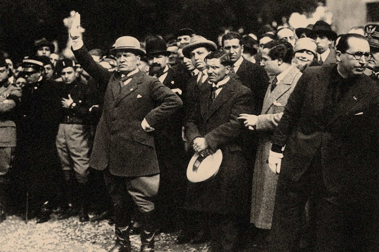 Benito Mussolini, fasistisen puolueen jäsenten välillä, pian Rooman marssin jälkeen. tekijältä Unbekannt