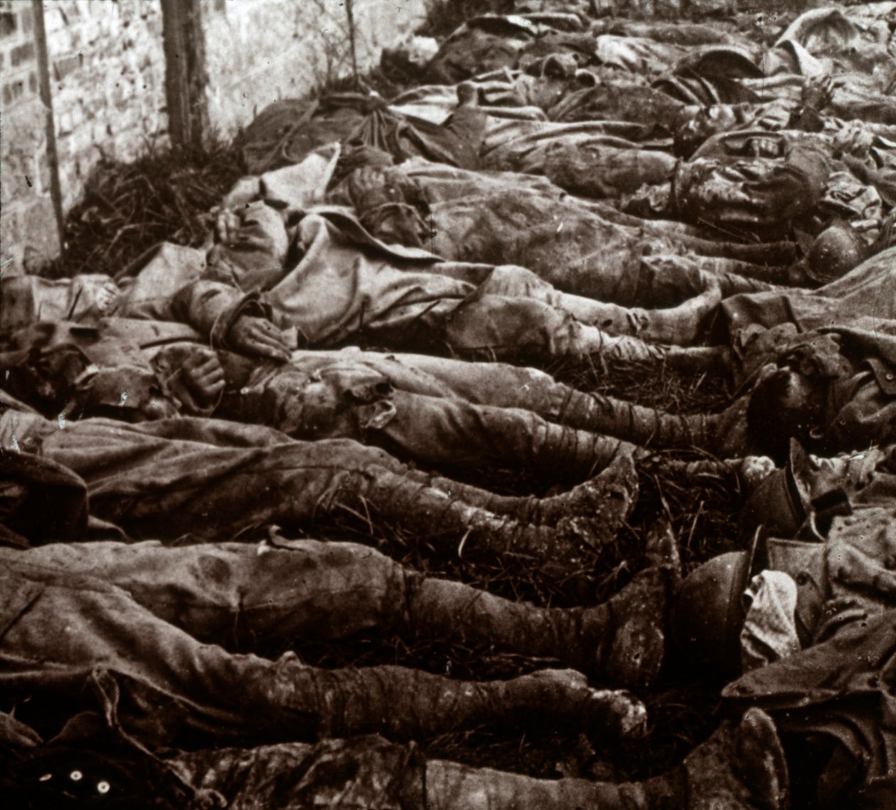 Ruumiit hyökkäyksen jälkeen, c1914-c1918 tekijältä Unbekannt