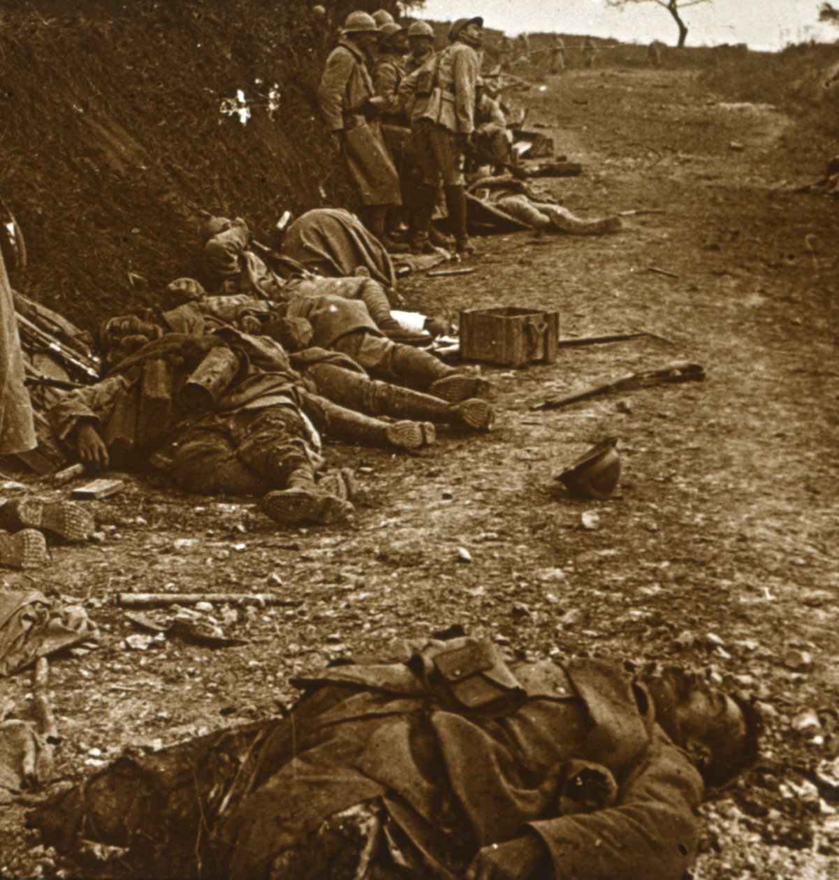 Ruumiit Courcellesin valloituksen jälkeen, Pohjois-Ranskassa, 1918 tekijältä Unbekannt