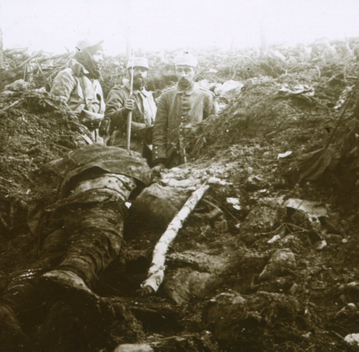 Ruumiit ja vangit, Les Éparges, Pohjois-Ranska, 1915. tekijältä Unbekannt
