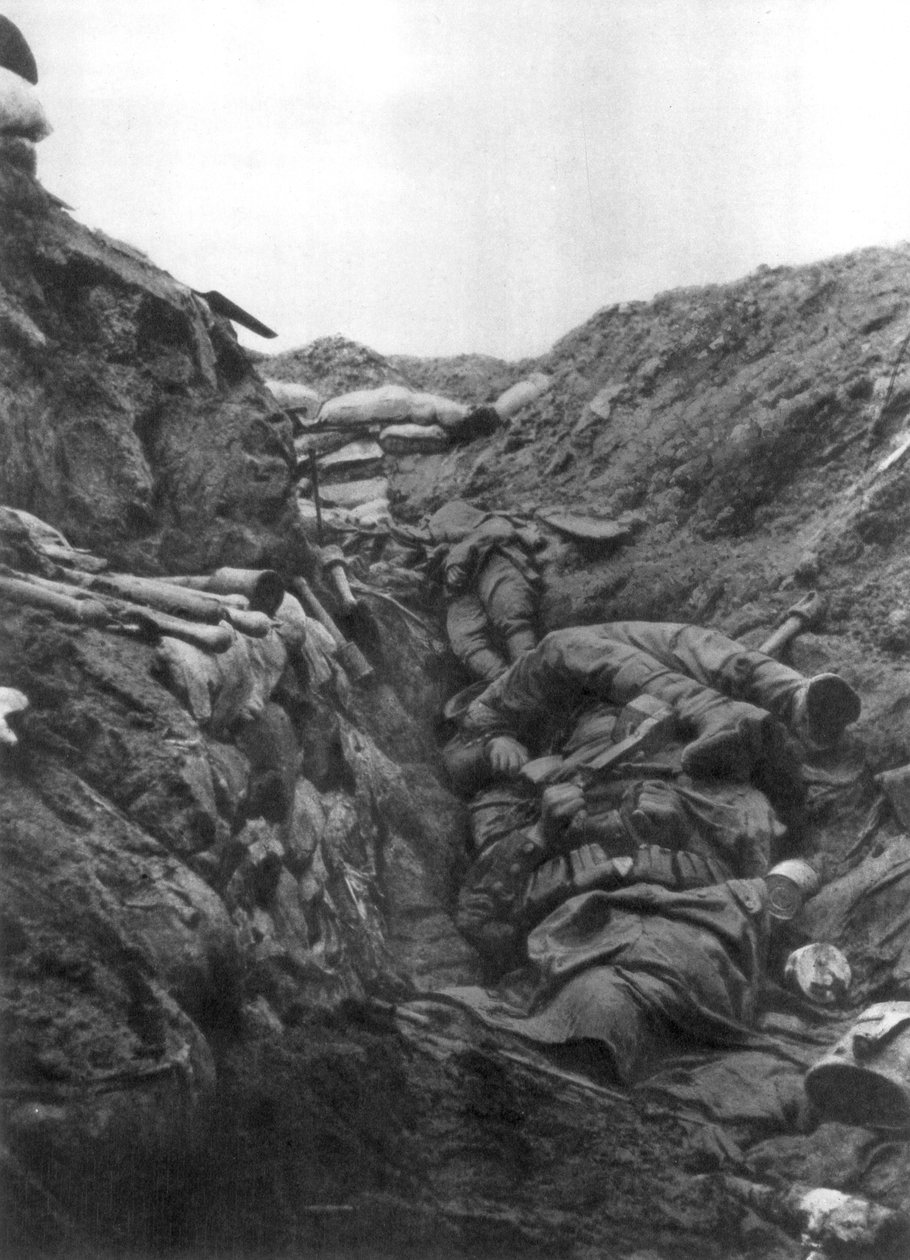 Ruumiita kaivannossa Mort Hommessa, Verdunissa, Ranskassa, 9. huhtikuuta 1916 tekijältä Unbekannt