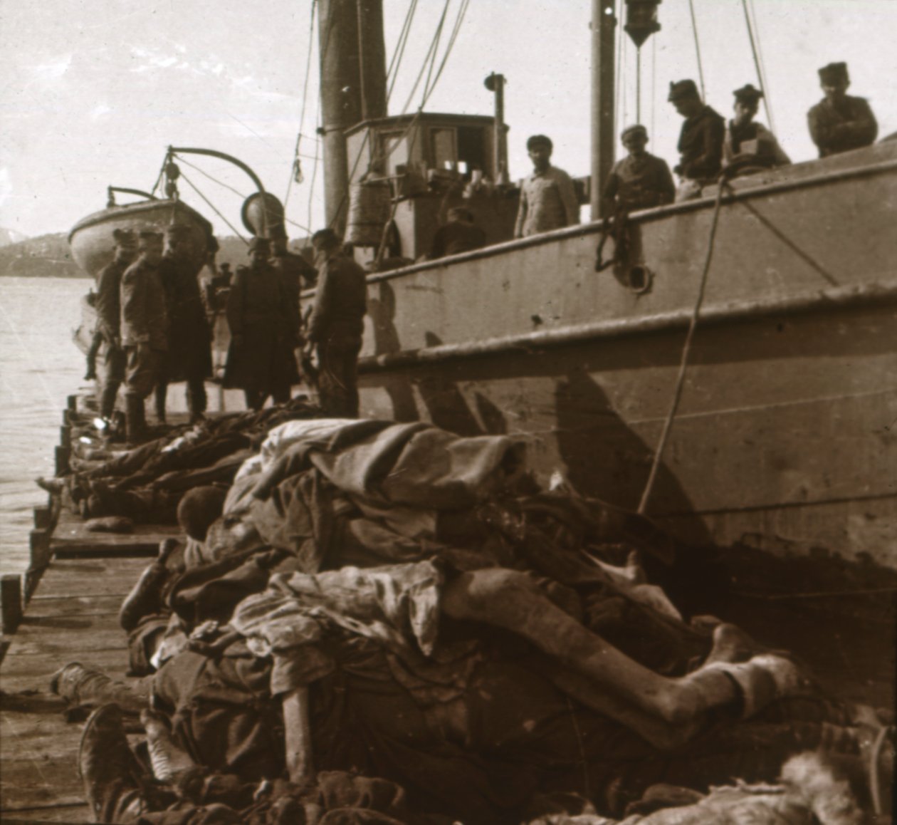Lavantautien uhrien ruumiit, Korfu, Kreikka, c1915 tekijältä Unbekannt