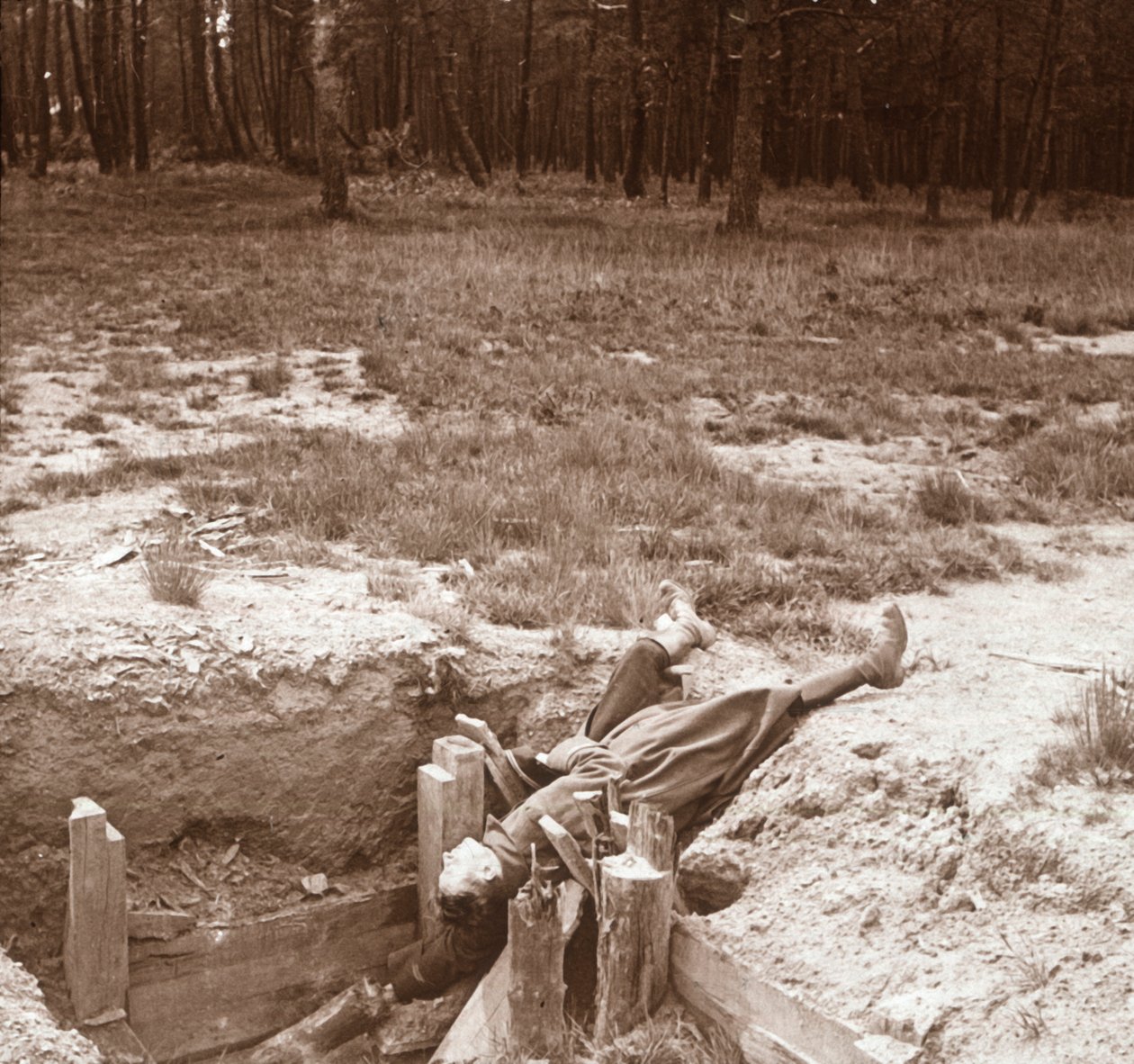 Kuolleen sotilaan ruumis, Argonne, Pohjois-Ranska, c1914-c1918 tekijältä Unbekannt