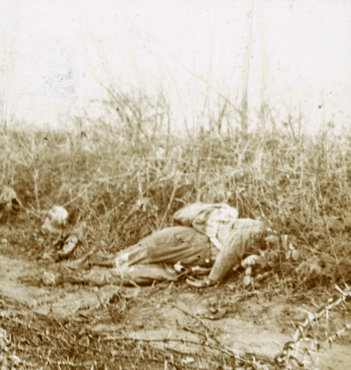 Kuolleen sotilaan ruumis, Château-Porcien, Pohjois-Ranska, c1914-c1918 tekijältä Unbekannt