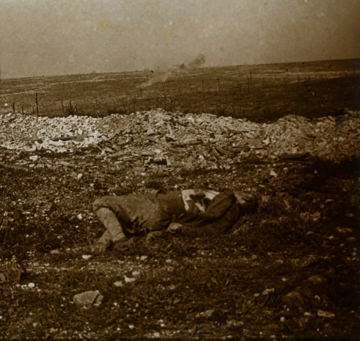 Ruumis patotuli kaukaa, c1914-c1918 tekijältä Unbekannt