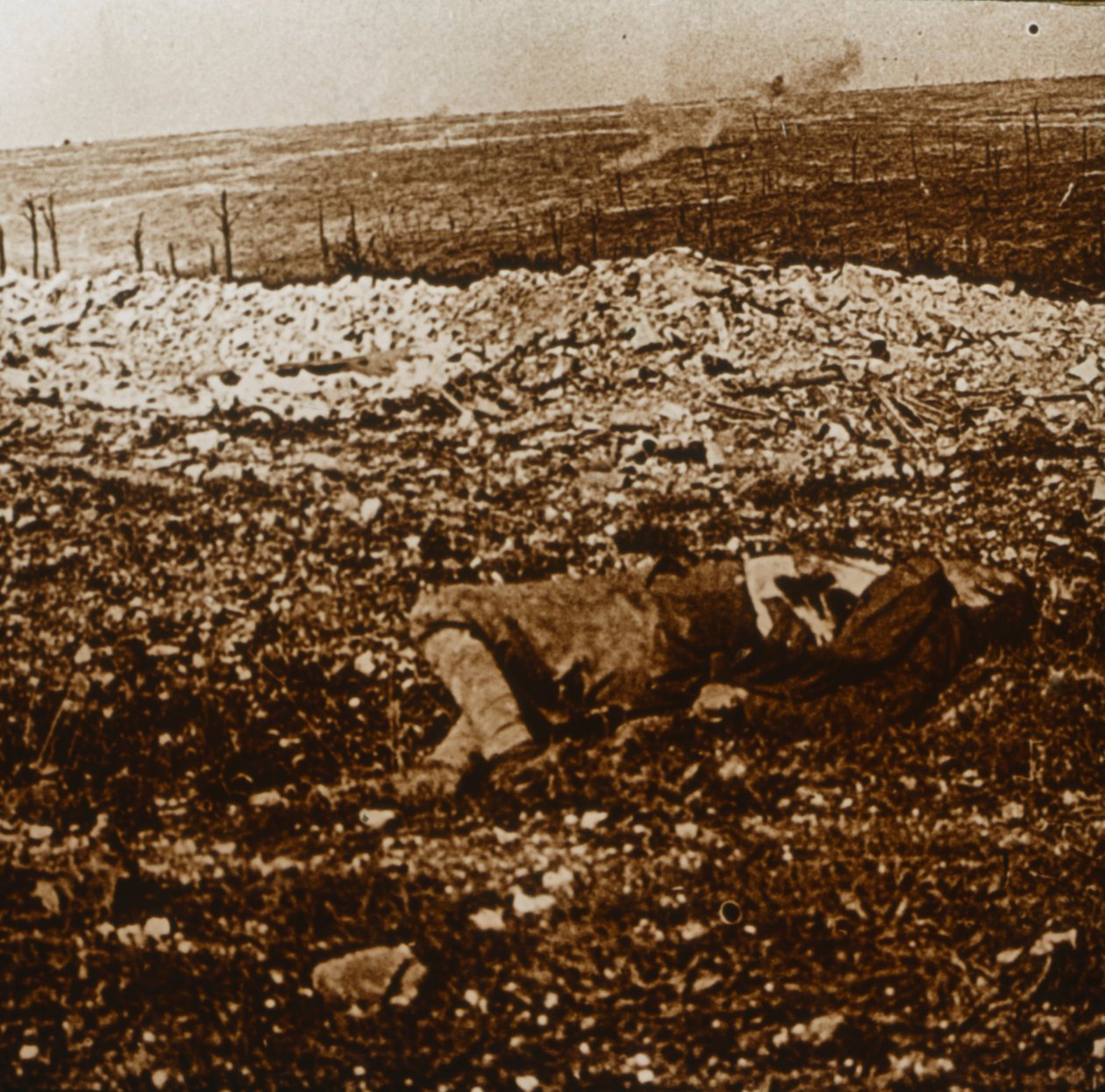 Ruumis patotuli kaukaa, c1914-c1918 tekijältä Unbekannt