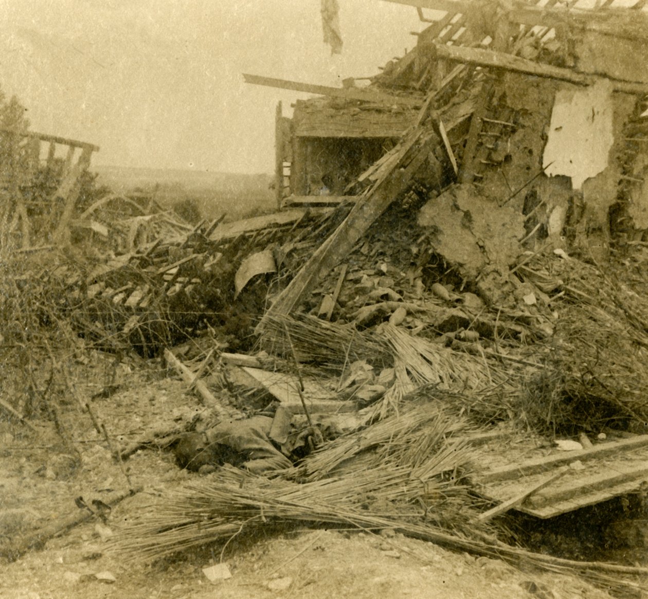 Pommitettu rakennus, kuolleen sotilaan ruumis etualalla, 1916 tekijältä Unbekannt