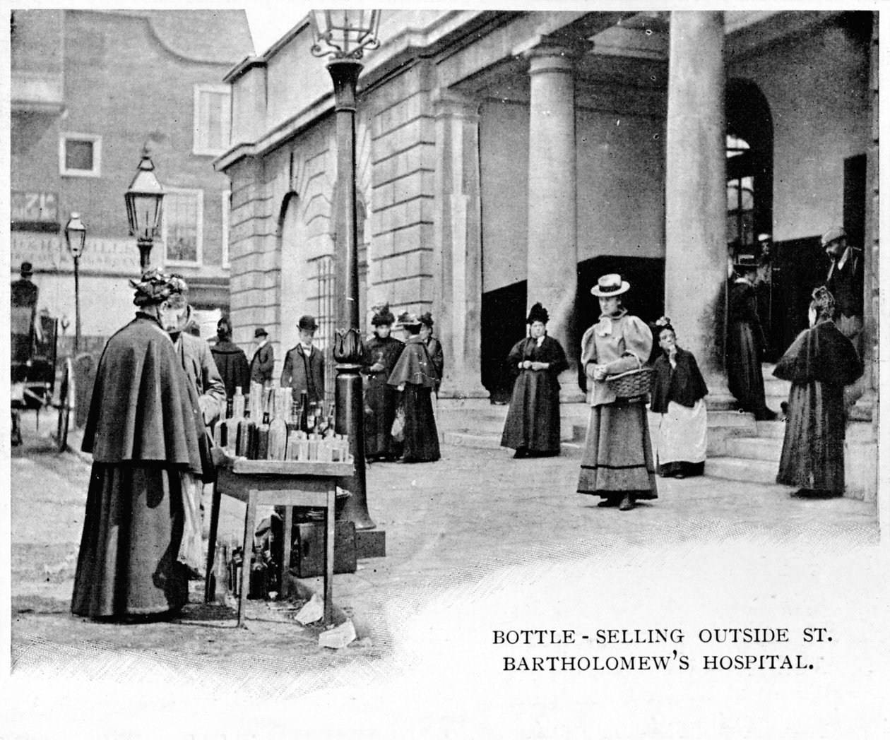 Pullomyynti St Bartholomews Hospital -sairaalan ulkopuolella, Lontoo, n. 1903 1903 tekijältä Unbekannt