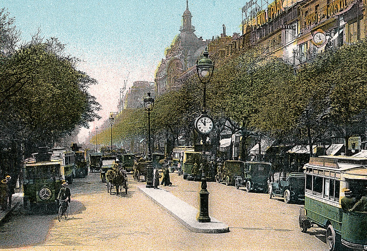 Boulevard des Italiens, Pariisi, autot ja moottoribussit kadulla, c1900 tekijältä Unbekannt