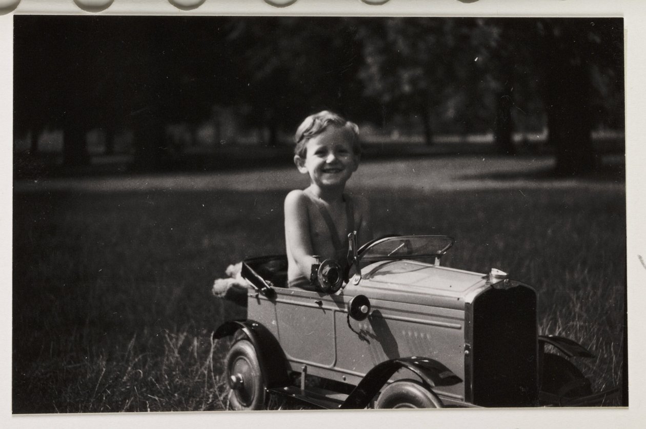 Poika ajaa lelupoljinautoa, n. 1930 tekijältä Unbekannt