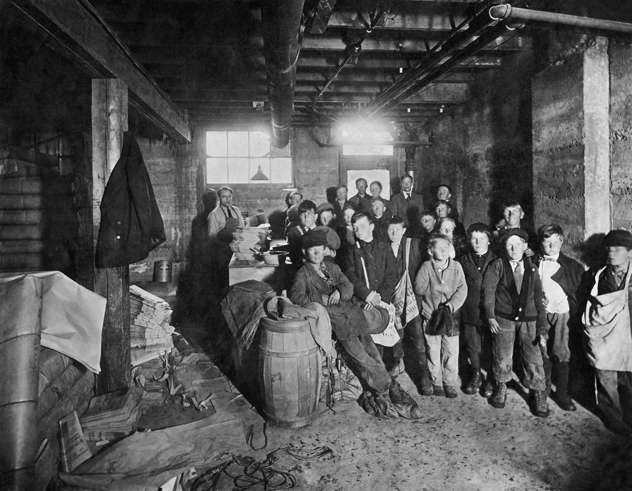 Pojat poimivat papereita myyntiin, Yhdysvallat, n. 1919 (b/w kuva) tekijältä Unbekannt
