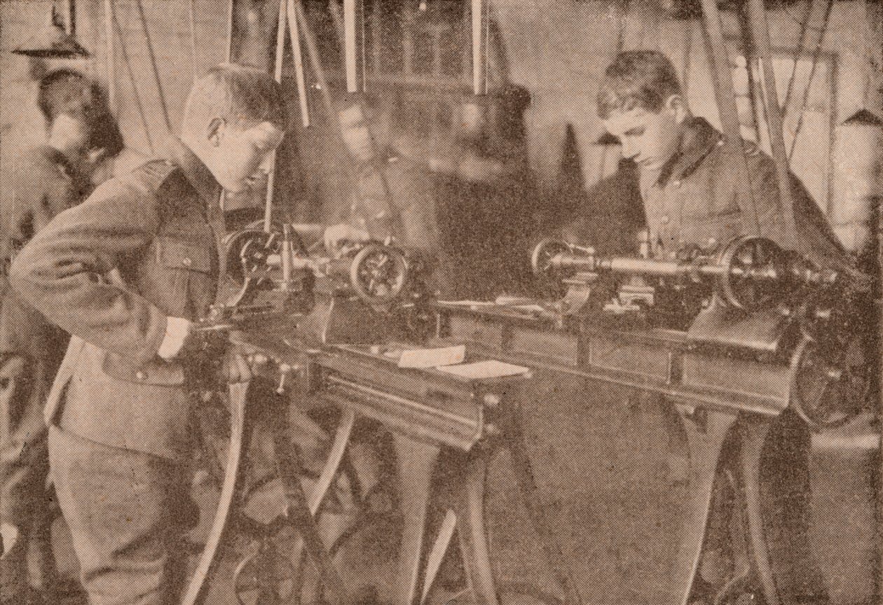 Bradfield Collegen pojat valmistavat kuoriosia, Berkshire, 1916 1928 tekijältä Unbekannt