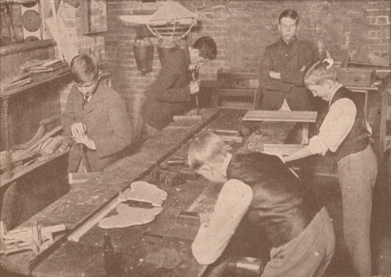 Harrow Schoolin pojat valmistavat lastoja, kainalosauvoja ja muita tarvikkeita haavoittuneille, c1916 1928 tekijältä Unbekannt