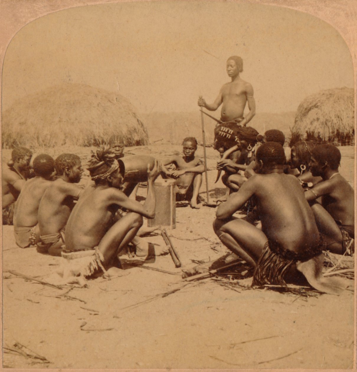 Zulukylän rohkeat pitävät neuvostoa lähellä Umllooose-jokea, Zululand, S.A., 1901 tekijältä Unbekannt