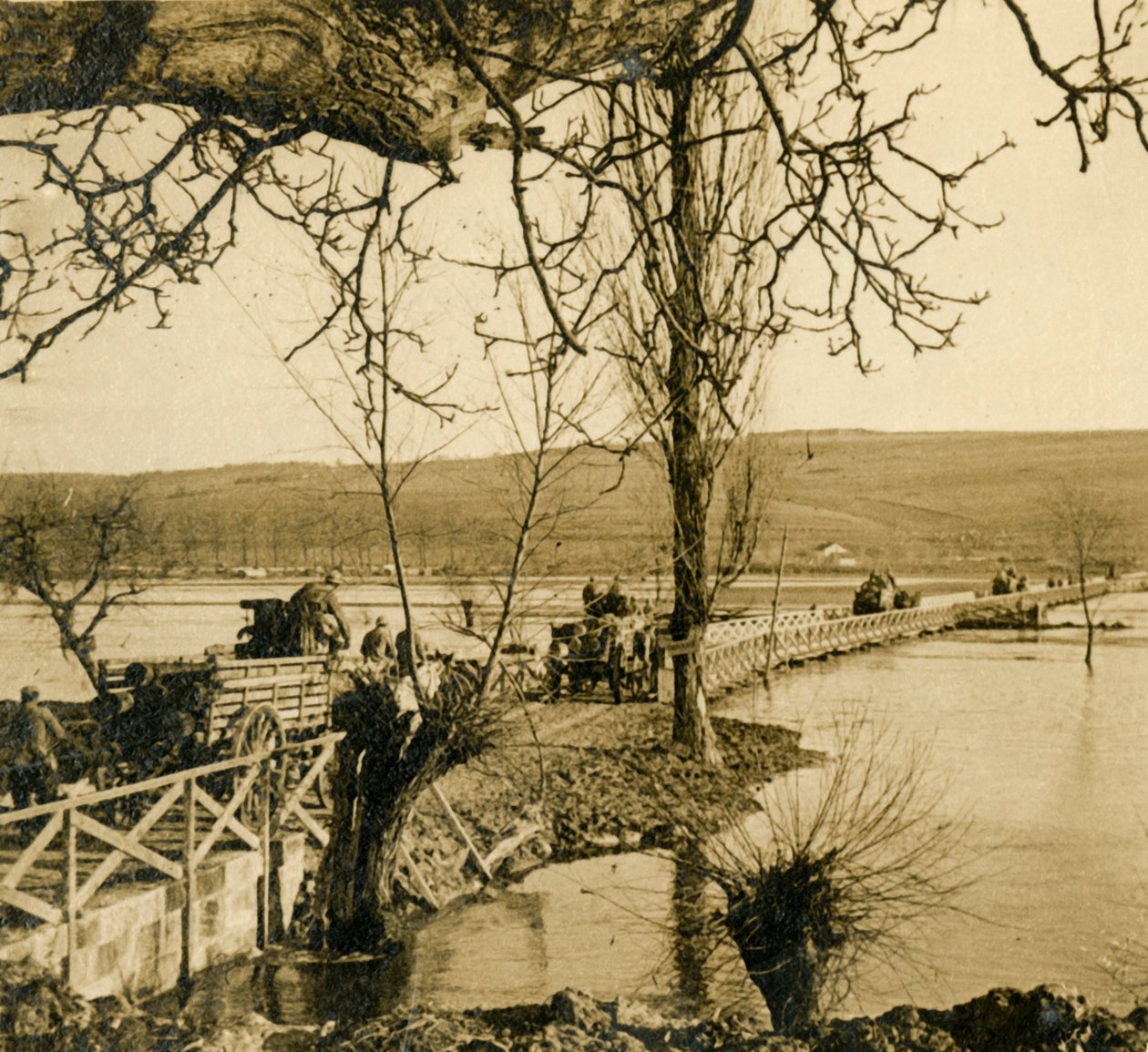 Silta Maas-joen yli Dugnyssa, Pohjois-Ranskassa, c1914-c1918 tekijältä Unbekannt