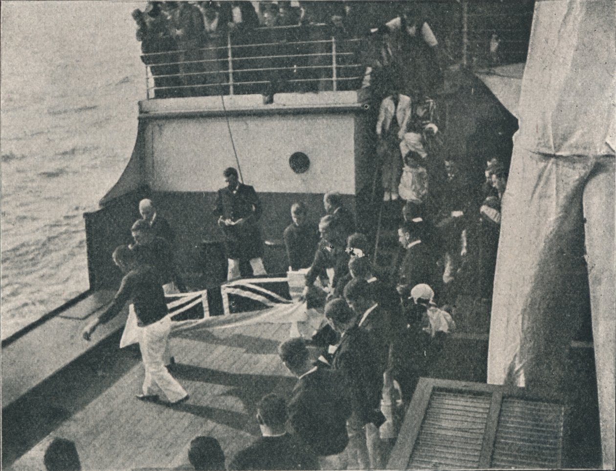 Bringing the Body on Deck, c1900, 1910 tekijältä Unbekannt