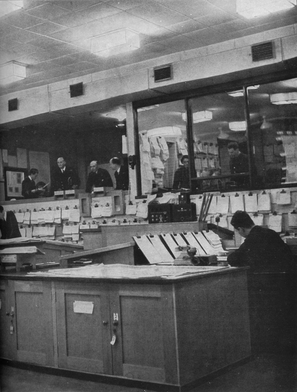 Britannian merivoimien ja ilmavoimien upseerit, jotka työskentelevät Area Combined Headquartersissa, c1940 1943 tekijältä Unbekannt