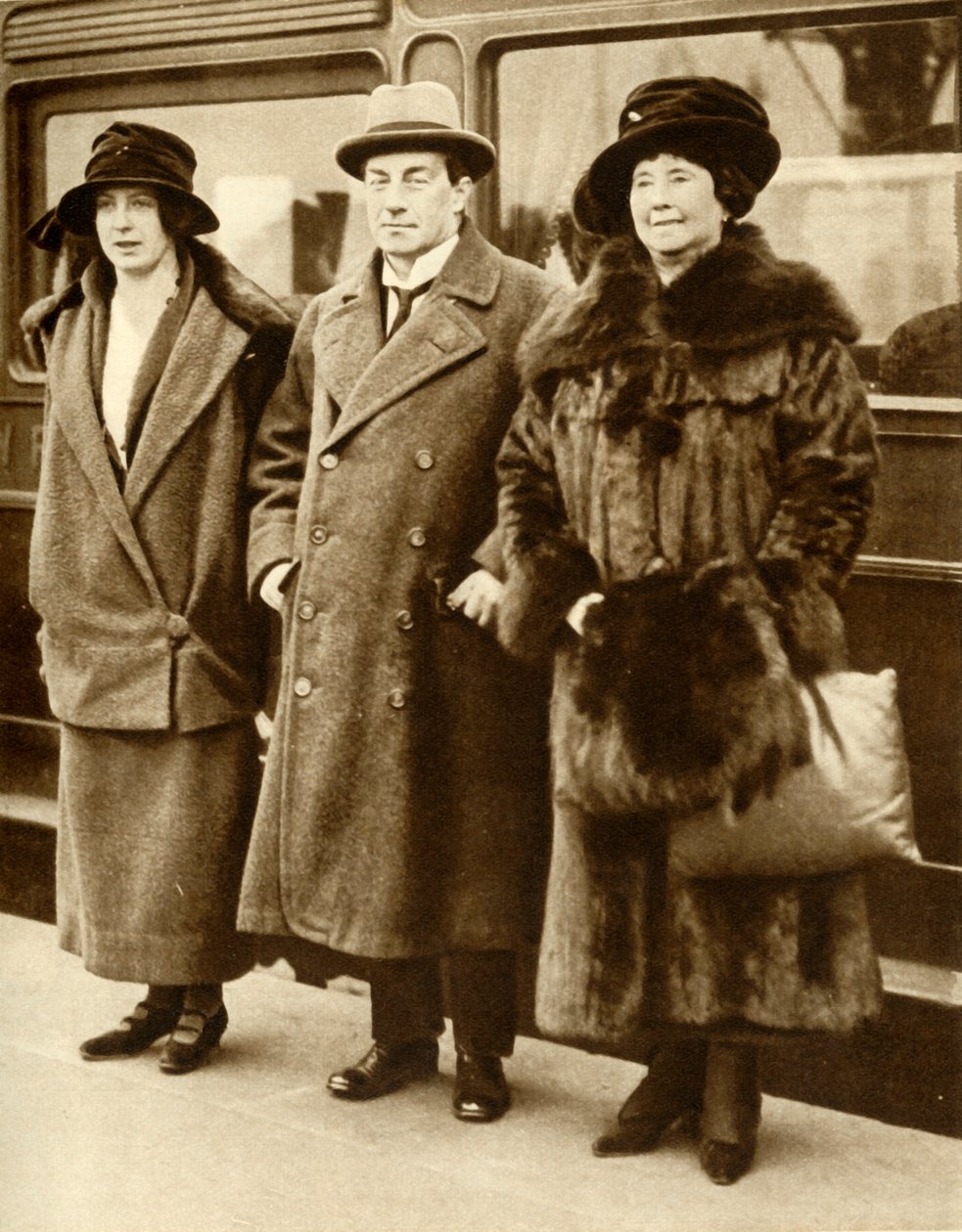 Britannian pääministeri Stanley Baldwin vaimonsa ja tyttärensä kanssa Lontoossa 27. tammikuuta 1923 1935. tekijältä Unbekannt