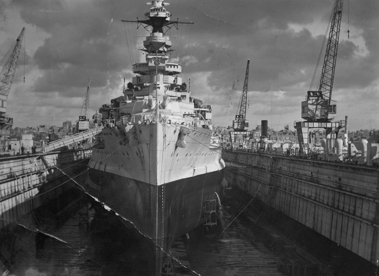 Brittiläinen taistelulaiva HMS Malaya kelluvalla telakalla, Malta, vuodelta 1937 tekijältä Unbekannt