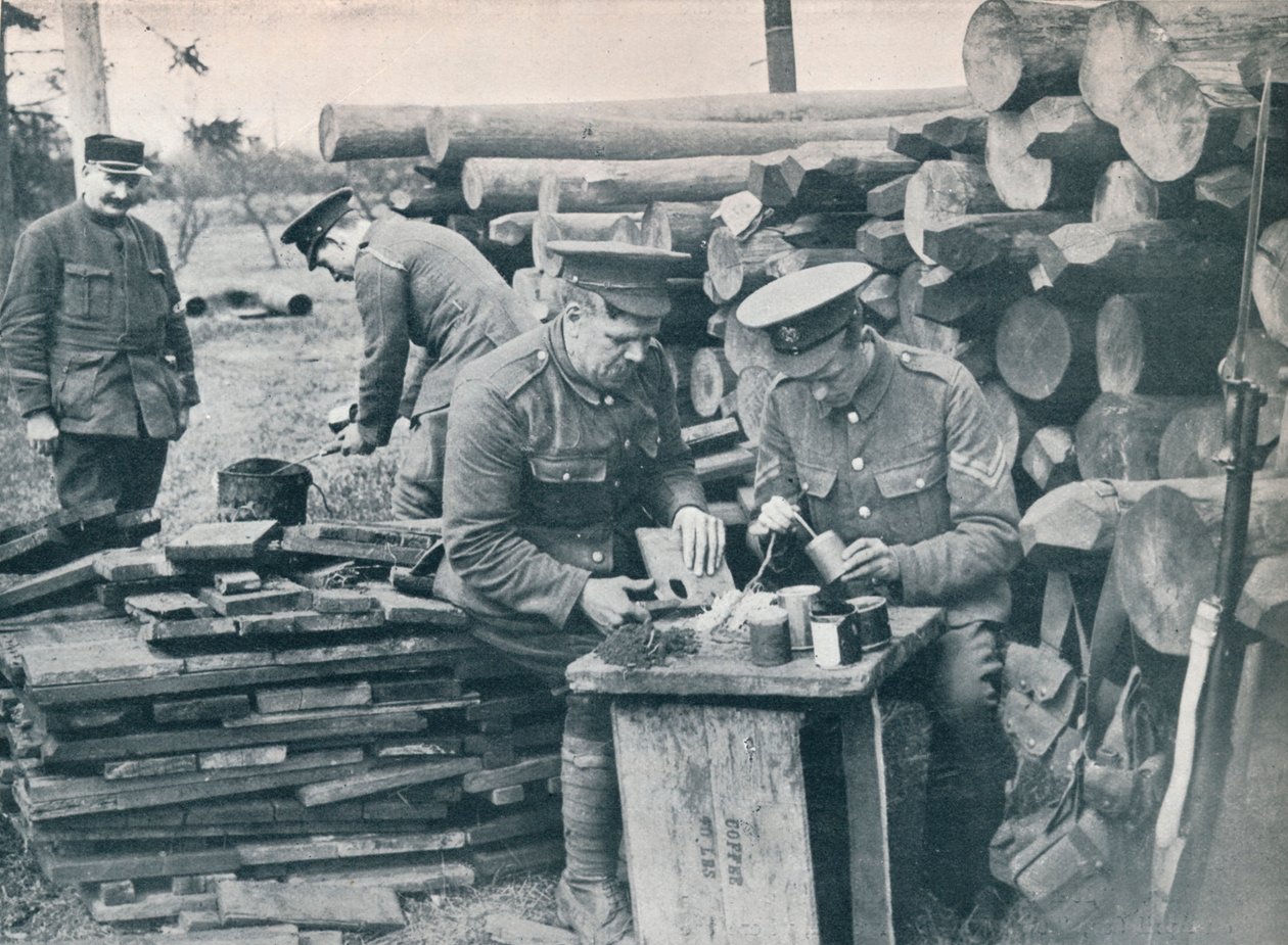 Brittiläiset insinöörit Expeditionary Force -joukon kanssa tekevät käsikranaatteja tupakkapurkeista, c1914 tekijältä Unbekannt