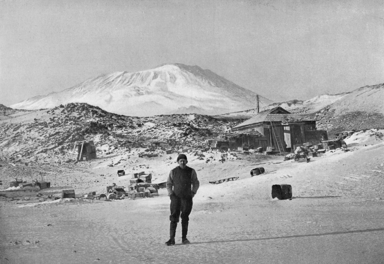 Brittiläinen tutkimusmatkailija Ernest Shackleton Cape Roydsin perusleirillä Etelämantereella, 1908 tekijältä Unbekannt