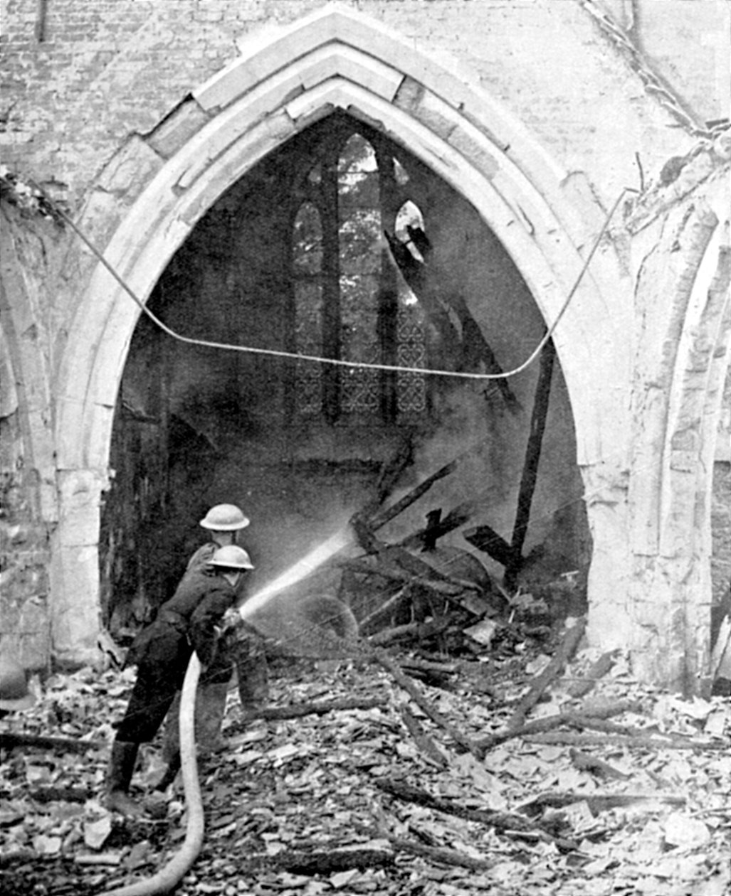 Brittipalomiehet tukahduttamassa pommitettua kirkkoa, toinen maailmansota, kesäkuu 1940 tekijältä Unbekannt