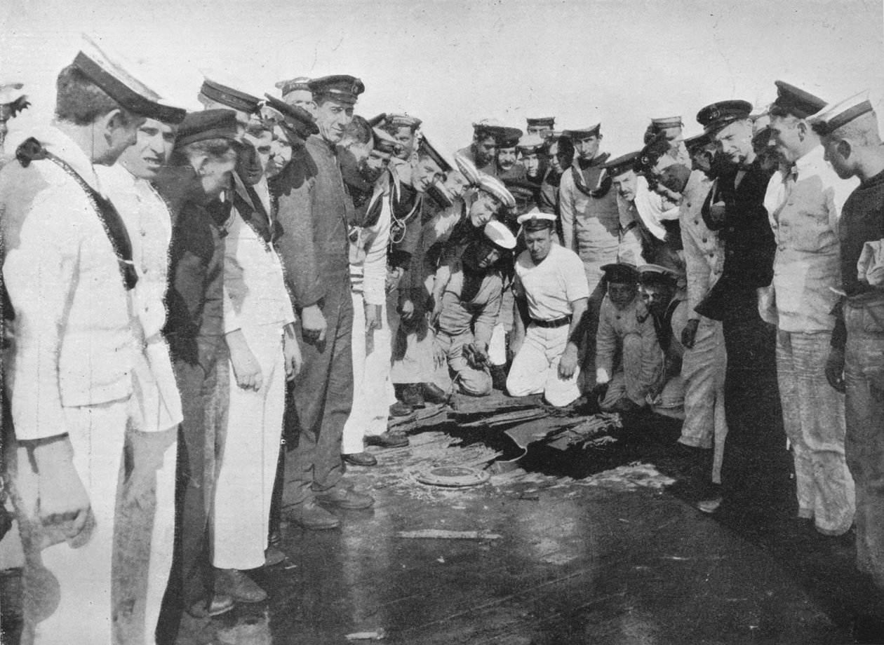 Brittiläiset merimiehet kiertävät reiän aluksensa kannessa, 1915 tekijältä Unbekannt