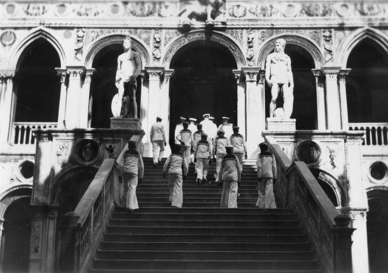 Brittiläiset merimiehet vierailemassa Dogen palatsissa, Venetsiassa, Italiassa, 1938 tekijältä Unbekannt