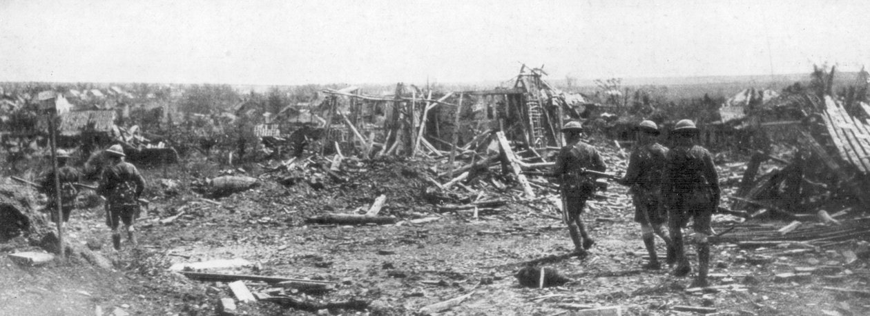 Brittiläiset sotilaat tutkimassa Albertin raunioita Sommen osavaltiossa Ranskassa 22. elokuuta 1918 tekijältä Unbekannt