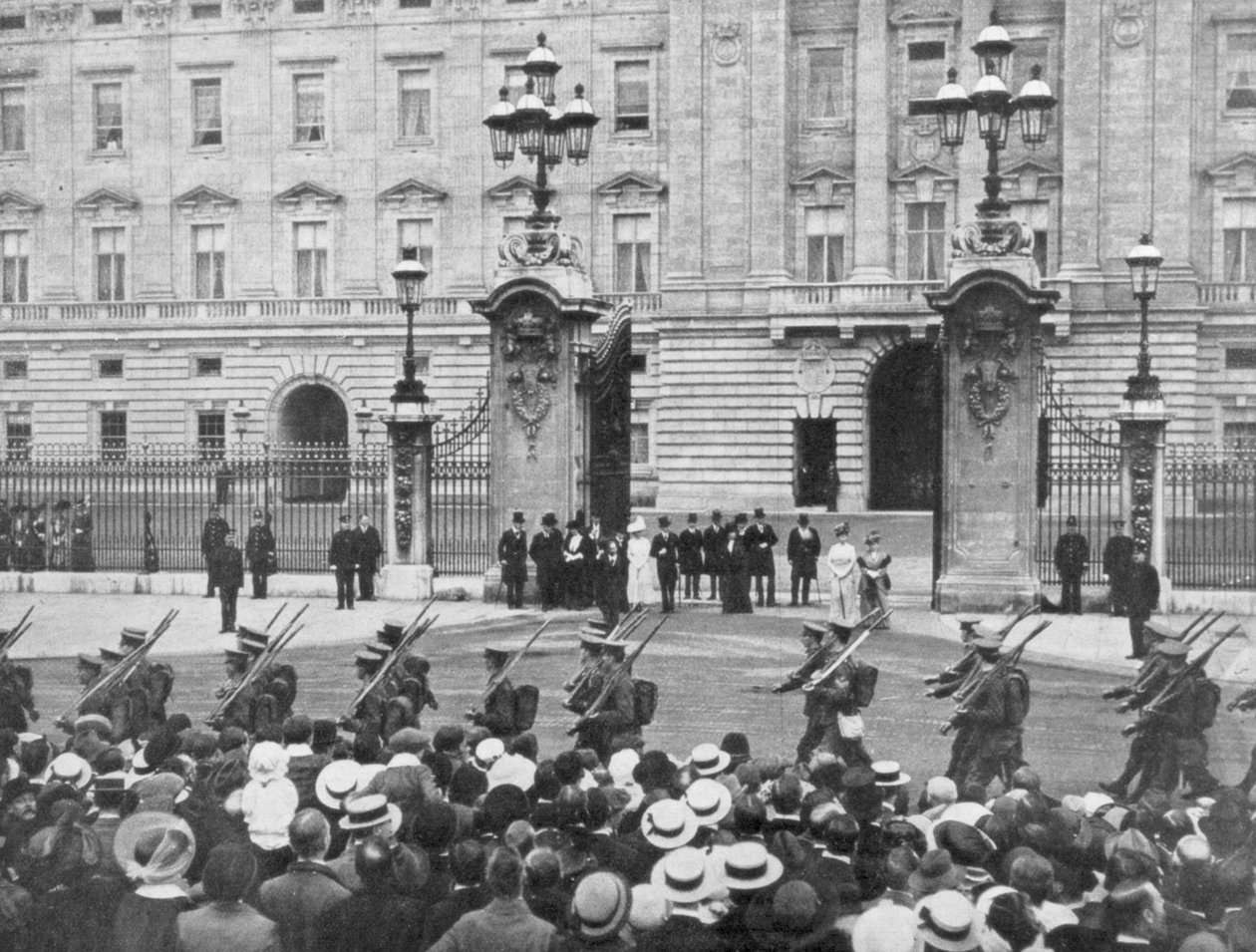Brittisotilaat marssivat Buckinghamin palatsin ohi Lontoossa elokuussa 1914 tekijältä Unbekannt