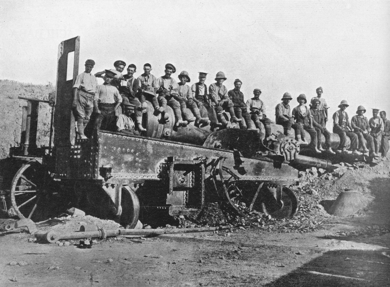 Brittiläiset sotilaat haaksirikkoutuneella turkkilaisella aseella, 1915 tekijältä Unbekannt