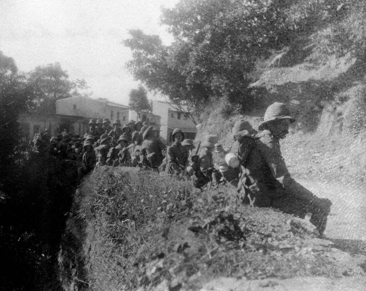 Brittiläiset sotilaat lepäämässä reittimarssillaan Kalsin ja Chakratan välillä Intiassa, 1917 tekijältä Unbekannt