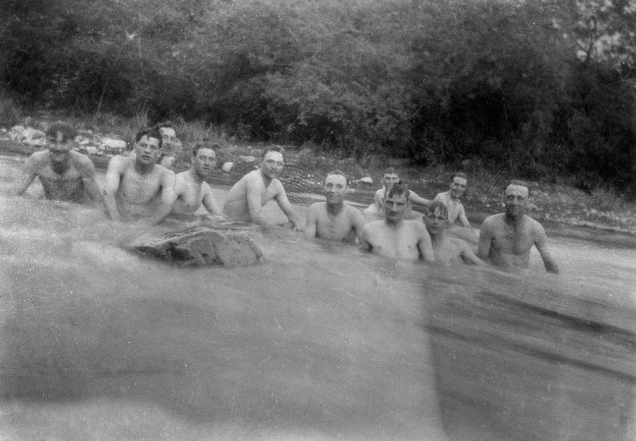 Brittiläiset sotilaat peseytyvät vuoripurossa, Kalsi, Intia, 1917 tekijältä Unbekannt