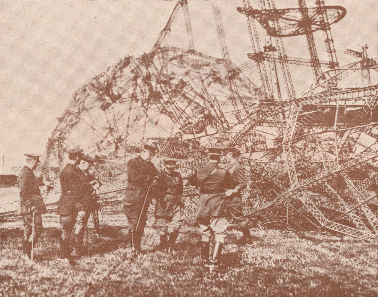 Brittiläiset upseerit tutkimassa Englannissa pudonneen Zeppelinin hylkyä, n. 1917 1919 tekijältä Unbekannt