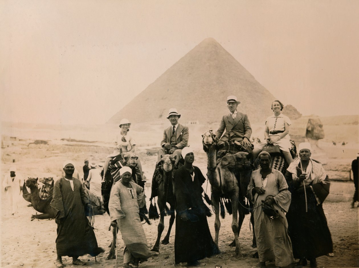 Brittituristit istuvat kamelien selässä Suuren pyramidin edessä Gizassa, Egyptissä, 1936 tekijältä Unbekannt