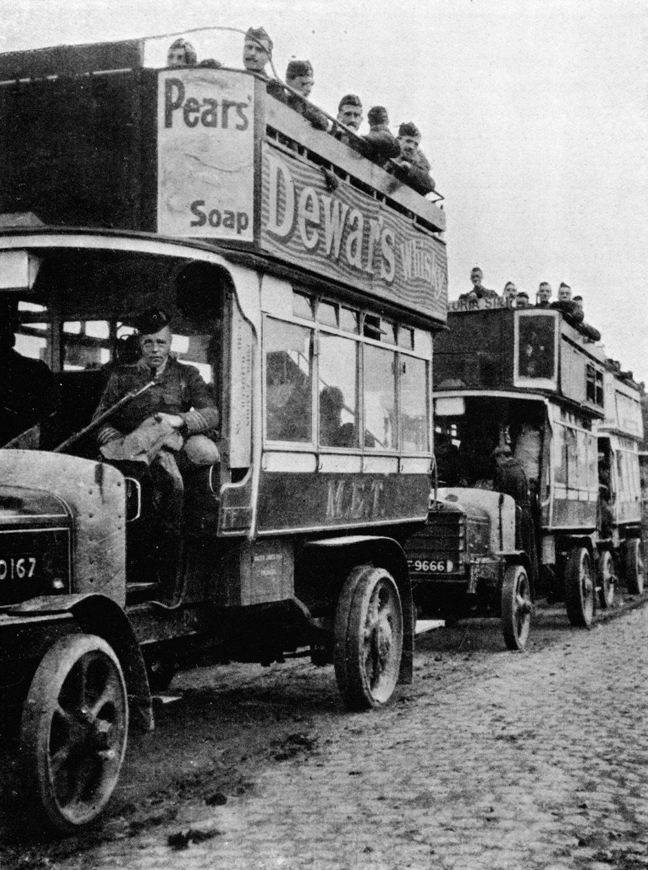 Brittijoukot siirrettiin linjan uuteen osaan moottoribusseilla, 1915 tekijältä Unbekannt