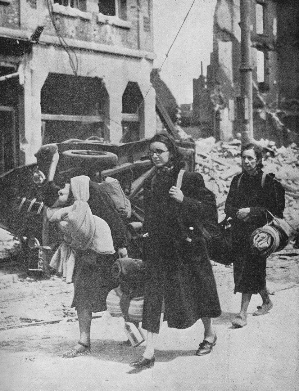Brittijoukot seisovat Louvainissa pakolaisten lähteessä kaupungista, 1940, 1940 tekijältä Unbekannt