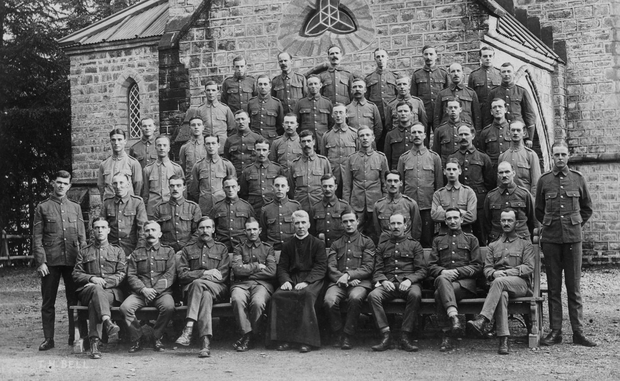 Brittijoukot varuskunnan kirkon ulkopuolella, Chakrata, 1917 tekijältä Unbekannt