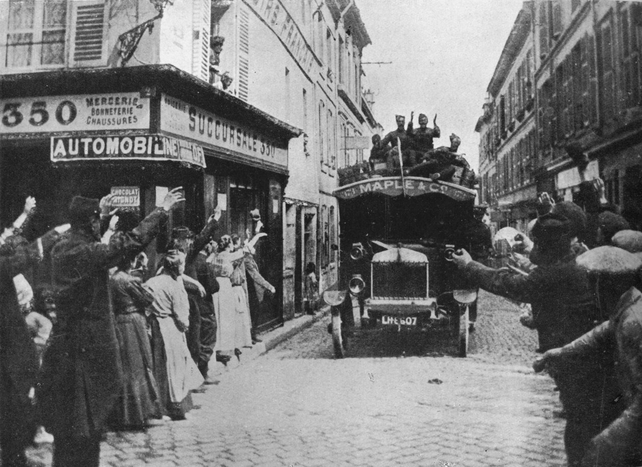 Brittijoukot toivotetaan tervetulleiksi saapuessaan pakettiautolla ranskalaiseen kaupunkiin vuonna 1915 tekijältä Unbekannt