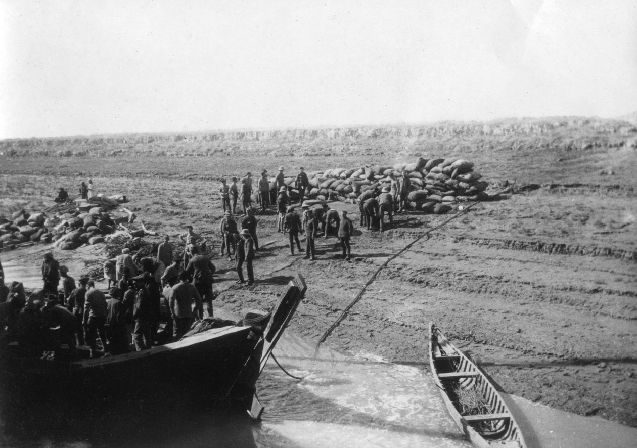Brittijoukot purkavat Tigris-joen rannalla vuonna 1918 tekijältä Unbekannt