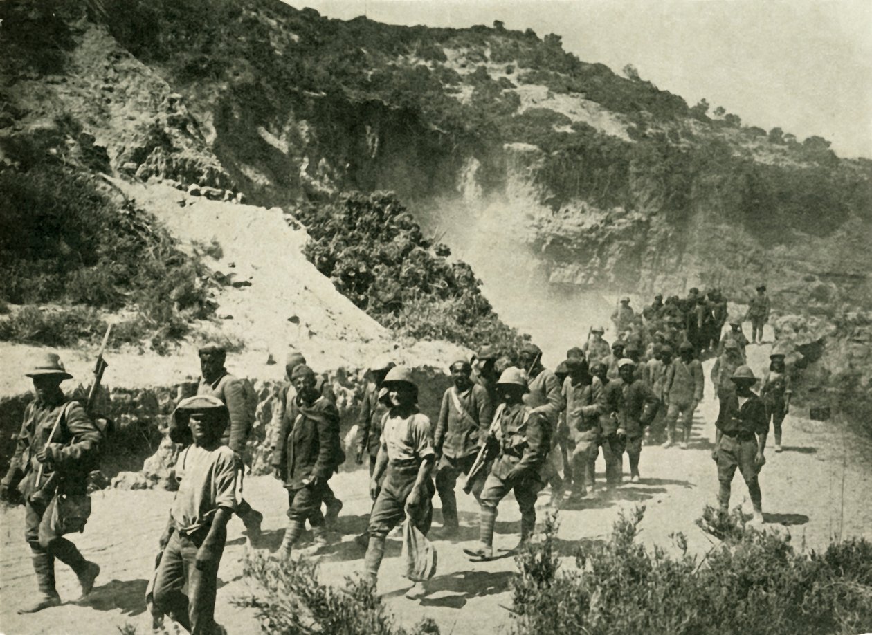 Brittijoukot turkkilaisten vankien kanssa, ensimmäinen maailmansota, 1915, c1920. tekijältä Unbekannt