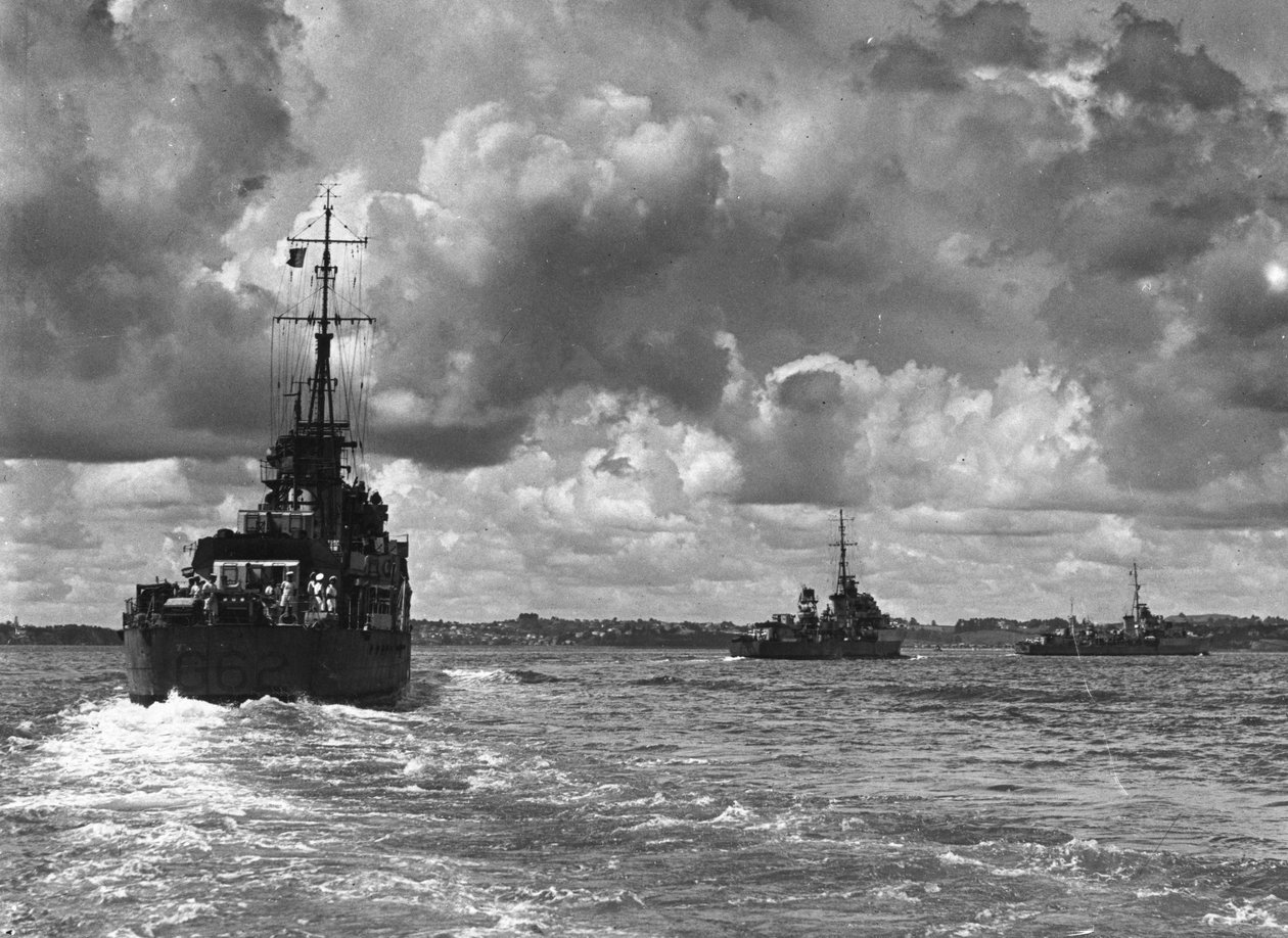 Brittiläiset sota-alukset saapuvat Sydneyn satamaan Australiassa, 1945 tekijältä Unbekannt